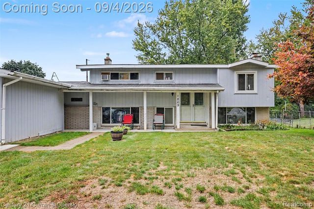 1869 Middle Trail Road, Commerce Twp, MI 48390