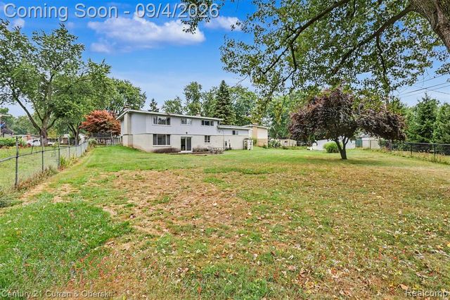 1869 Middle Trail Road, Commerce Twp, MI 48390