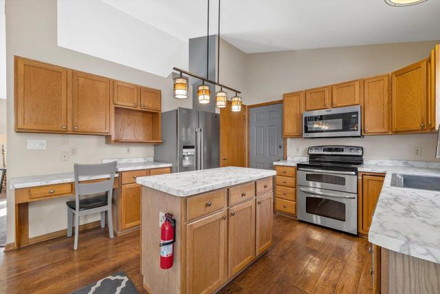 702 Fox Knoll DRIVE, Waterford, WI 53185