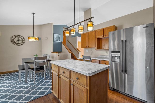 702 Fox Knoll DRIVE, Waterford, WI 53185