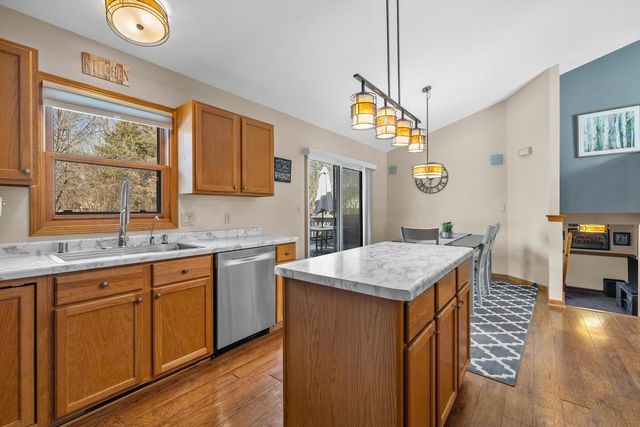 702 Fox Knoll DRIVE, Waterford, WI 53185