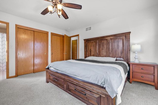 702 Fox Knoll DRIVE, Waterford, WI 53185