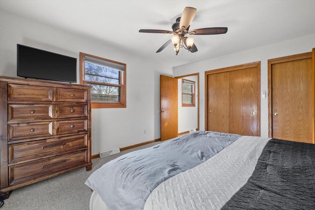 702 Fox Knoll DRIVE, Waterford, WI 53185