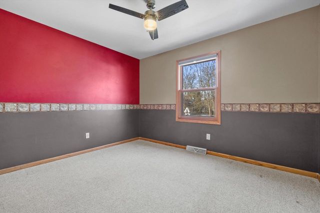 702 Fox Knoll DRIVE, Waterford, WI 53185