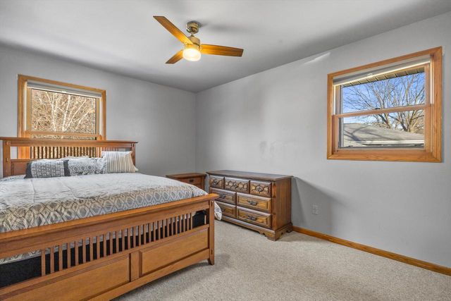 702 Fox Knoll DRIVE, Waterford, WI 53185