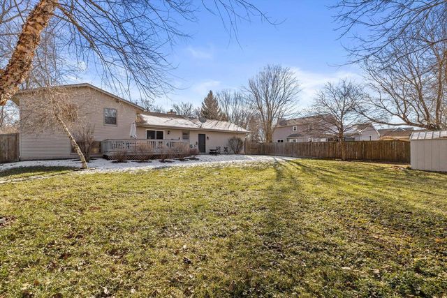 702 Fox Knoll DRIVE, Waterford, WI 53185