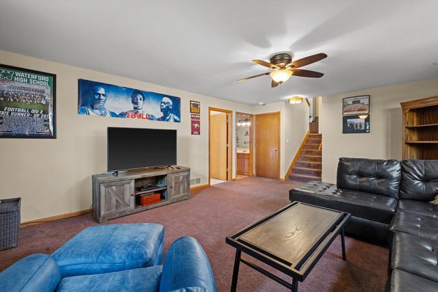 702 Fox Knoll DRIVE, Waterford, WI 53185