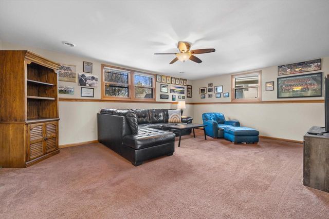 702 Fox Knoll DRIVE, Waterford, WI 53185