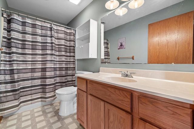 702 Fox Knoll DRIVE, Waterford, WI 53185