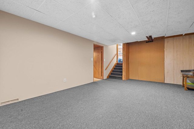 702 Fox Knoll DRIVE, Waterford, WI 53185