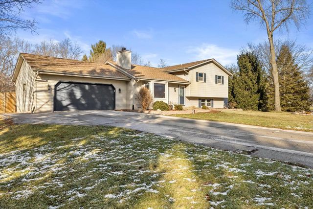 702 Fox Knoll DRIVE, Waterford, WI 53185