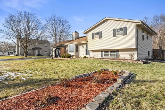 702 Fox Knoll DRIVE, Waterford, WI 53185