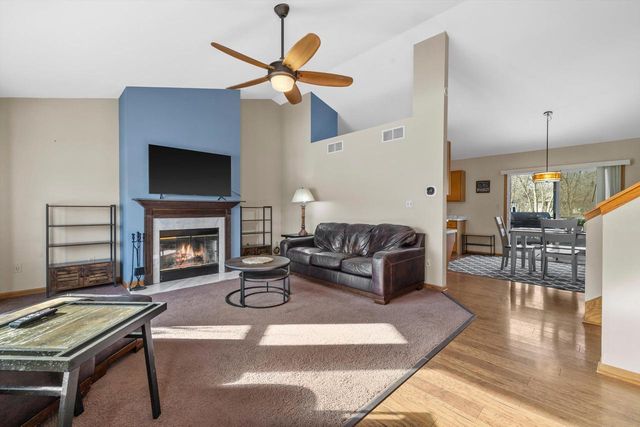 702 Fox Knoll DRIVE, Waterford, WI 53185