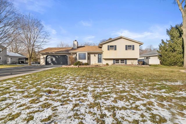 702 Fox Knoll DRIVE, Waterford, WI 53185