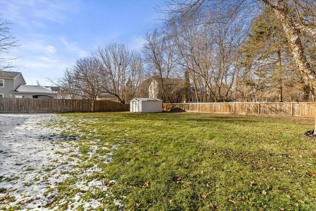 702 Fox Knoll DRIVE, Waterford, WI 53185