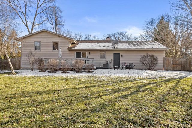 702 Fox Knoll DRIVE, Waterford, WI 53185