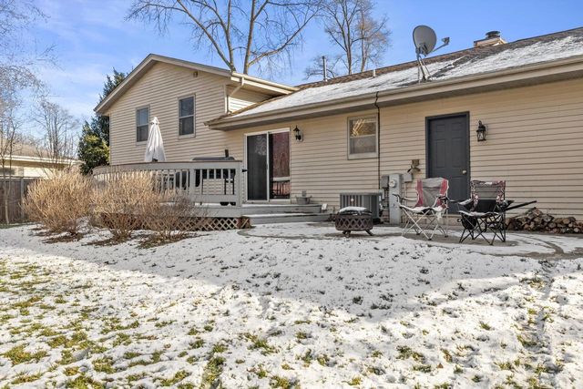 702 Fox Knoll DRIVE, Waterford, WI 53185