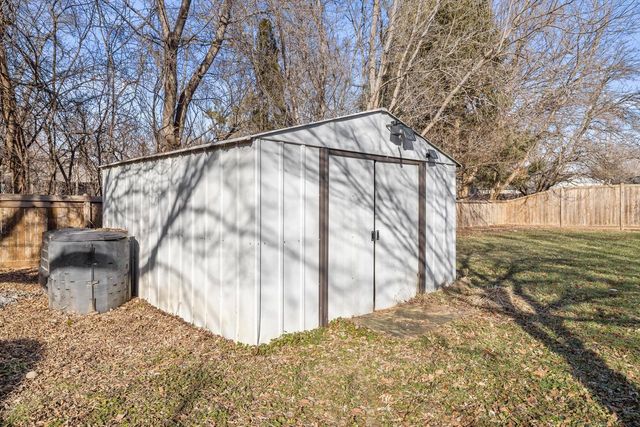 702 Fox Knoll DRIVE, Waterford, WI 53185