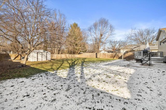 702 Fox Knoll DRIVE, Waterford, WI 53185
