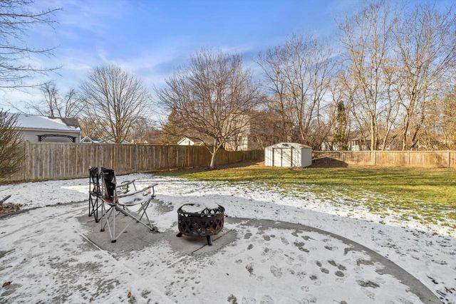 702 Fox Knoll DRIVE, Waterford, WI 53185