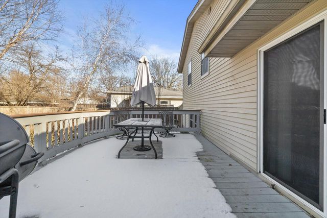 702 Fox Knoll DRIVE, Waterford, WI 53185