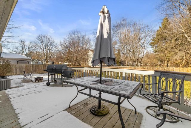 702 Fox Knoll DRIVE, Waterford, WI 53185