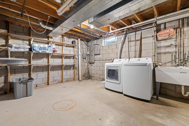 702 Fox Knoll DRIVE, Waterford, WI 53185