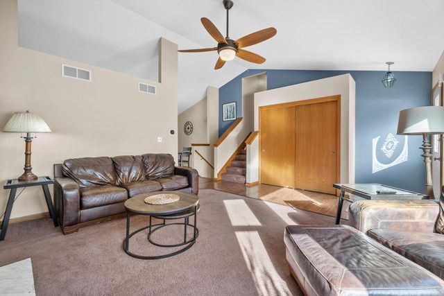 702 Fox Knoll DRIVE, Waterford, WI 53185