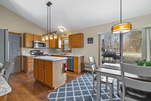 702 Fox Knoll DRIVE, Waterford, WI 53185