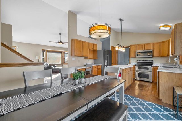 702 Fox Knoll DRIVE, Waterford, WI 53185