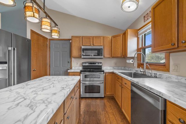 702 Fox Knoll DRIVE, Waterford, WI 53185