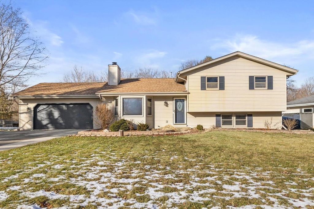 702 Fox Knoll DRIVE, Waterford, WI 53185