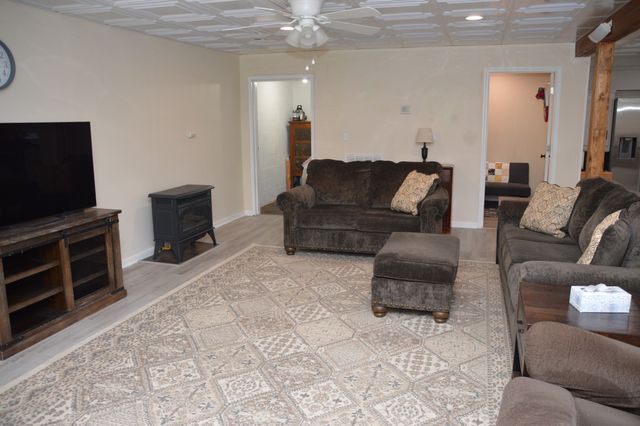 351 Hurricane Creek Rd, Linden, TN 37096