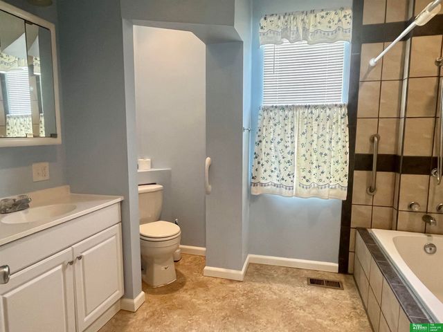 312 N 33rd Street, Omaha, NE 68132