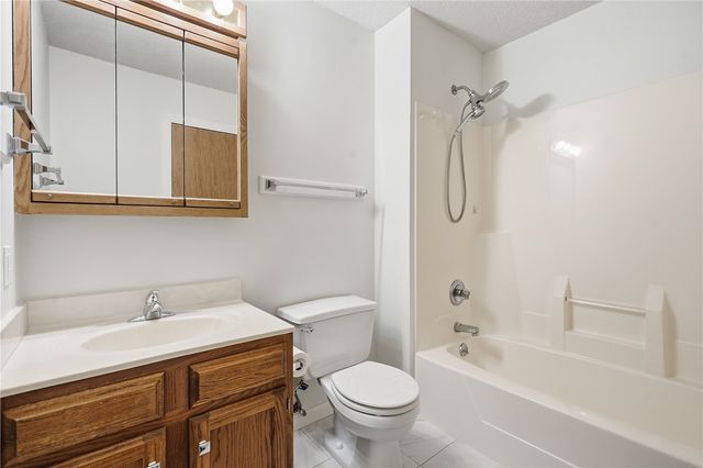 6805 Stone Terrace DR, Cedar Rapids, IA 52404