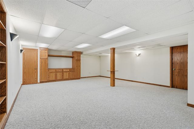 6805 Stone Terrace DR, Cedar Rapids, IA 52404