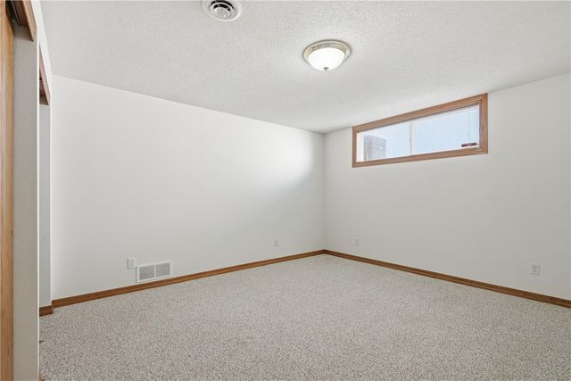6805 Stone Terrace DR, Cedar Rapids, IA 52404