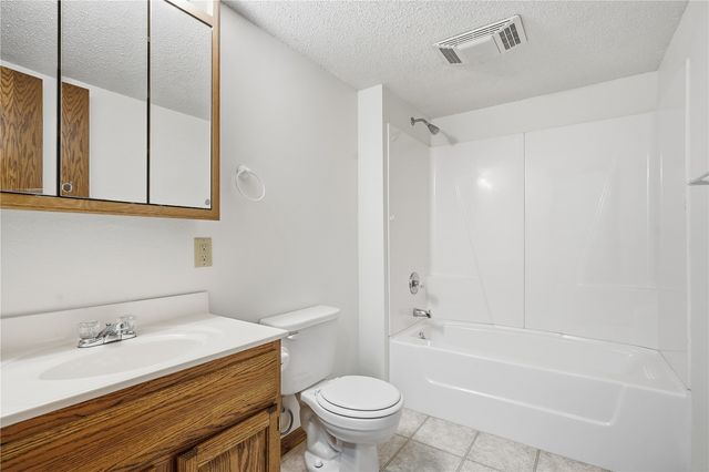 6805 Stone Terrace DR, Cedar Rapids, IA 52404