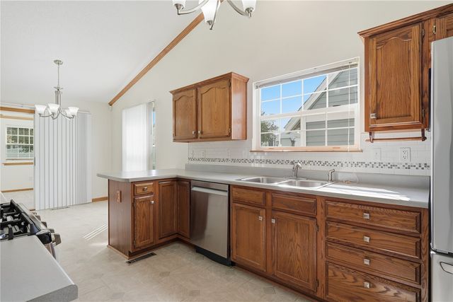 6805 Stone Terrace DR, Cedar Rapids, IA 52404