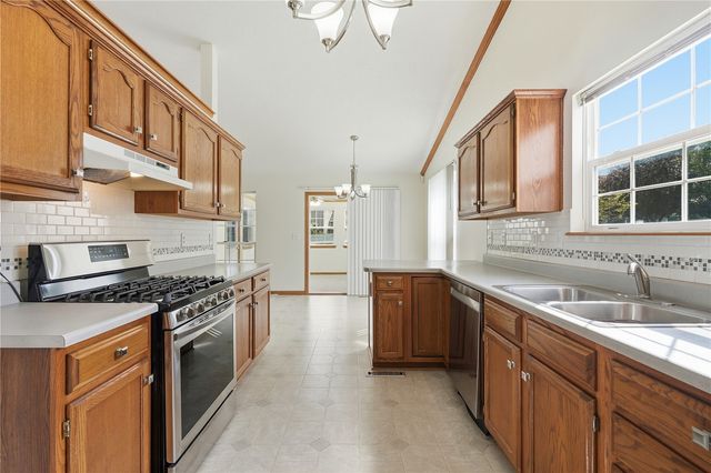 6805 Stone Terrace DR, Cedar Rapids, IA 52404