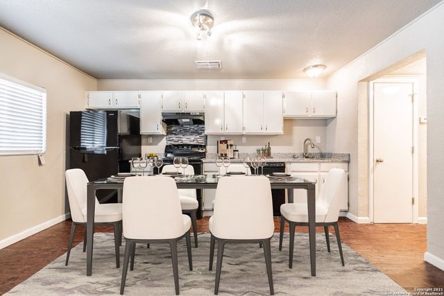 122 Roundtree Ln Apt 5, San Antonio, TX 78233