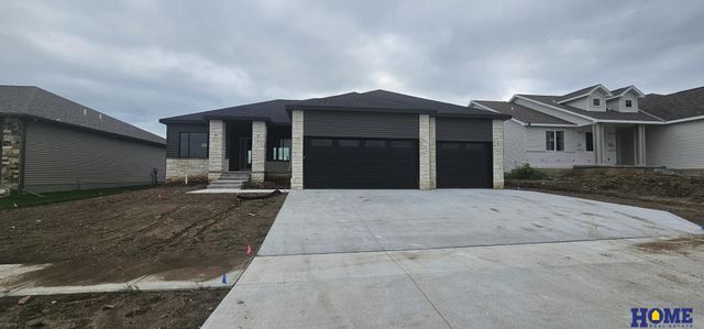 9011 Castle Pine Drive, Lincoln, NE 68516