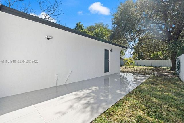 860 NW 70th St, Miami, FL 33150