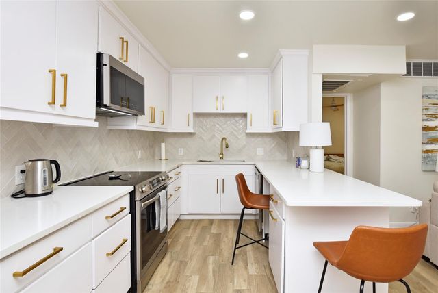 3224 Timmons Lane 112, Houston, TX 77027
