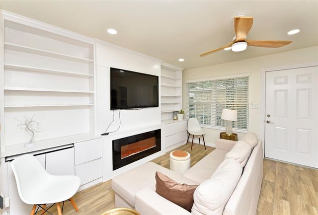 3224 Timmons Lane 112, Houston, TX 77027