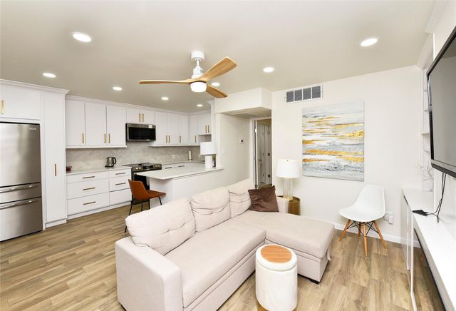 3224 Timmons Lane 112, Houston, TX 77027
