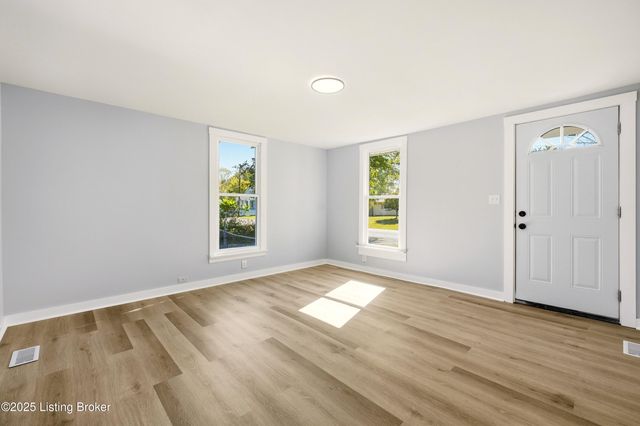 4909 Kendall Rd, Louisville, KY 40272