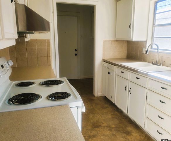 2811 Lisa Lane, Tyler, TX 75701