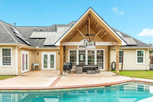 900 N Belle St, Angleton, TX 77515