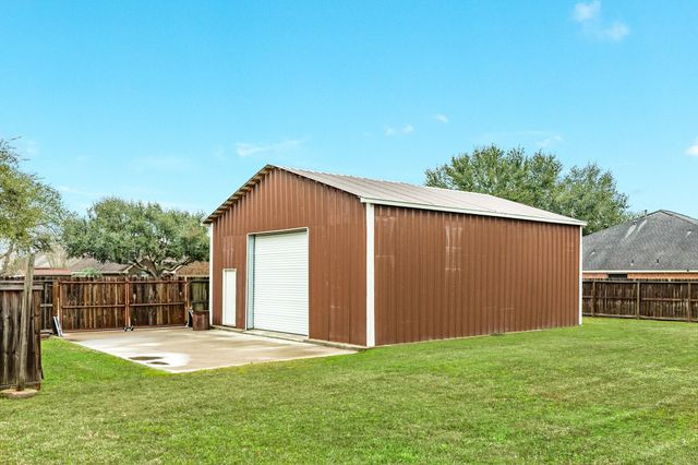 900 N Belle St, Angleton, TX 77515